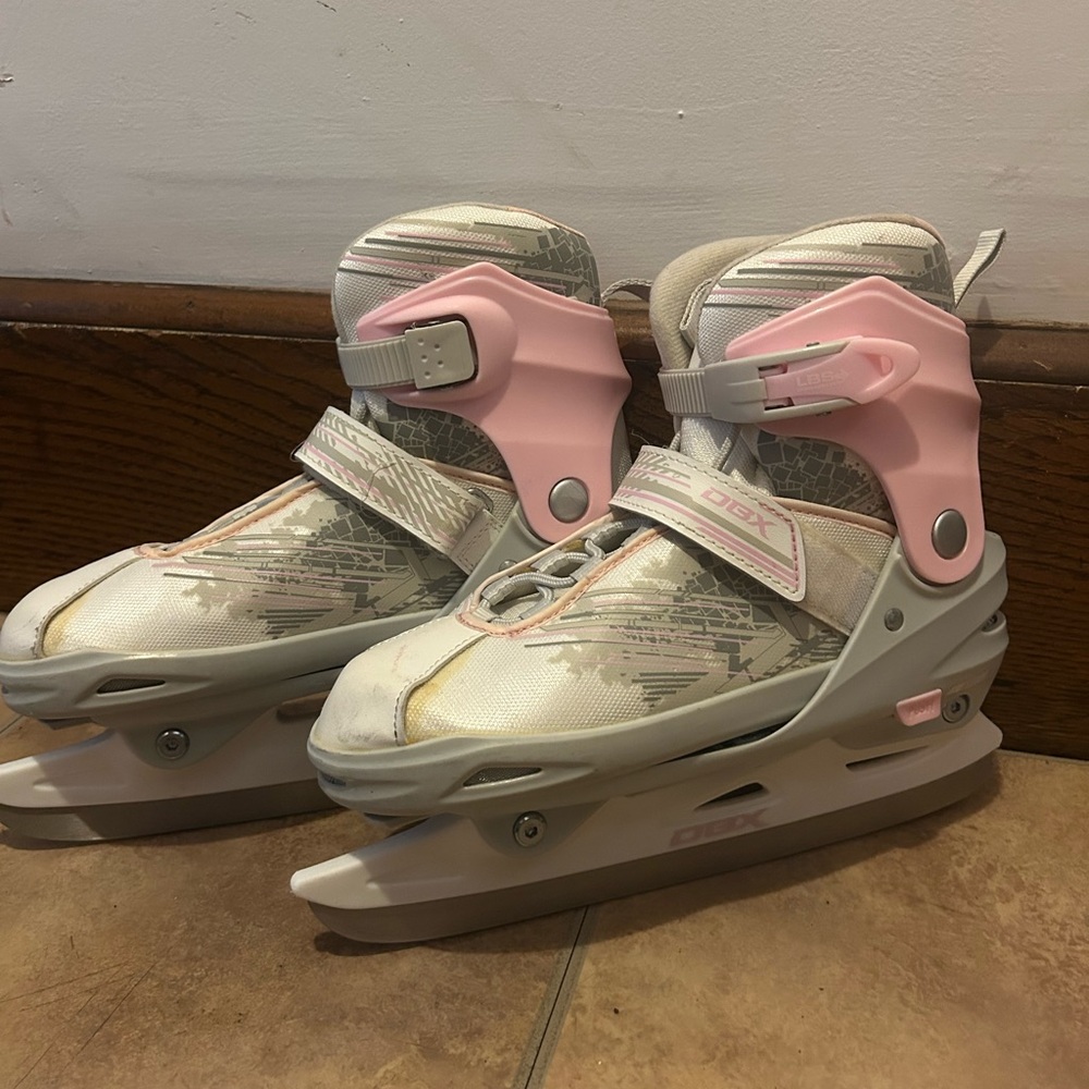 🩷🤍Bolt Adjustable Girls Hockey/Ice Skates White and Pink🤍🩷